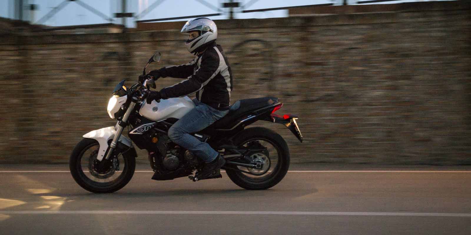 DOUBLE SOUL, PURE BENELLI. BN 302 La BN 302, une moto pure passion avec une double âme. Elle a été conçue pour répondre à tous vos souhaits de motards et vivre la passion Benelli à 302 degrés. Excellente synthèse entre la conception et le patrimoine révolutionnaire, la BN 302 est si facile et dynamique que c'est un vrai plaisir. Sur une piste mixte, elle est rapide et réactive. Dans les courbes, elle est agile. En ville, elle se transforme en votre compagnon le plus fiable pour défier le trafic tout en douceur. La BN 302 grâce à ses suspensions confortables , sa commande d'embrayage exceptionnelle, son ergonomie, son bicylindre grognant à quatre soupapes DOHC, son freinage puissant, est parfaite pour les trajets quotidiens ou pour rouler comme un éclair à travers la ville et en dehors. Son cœur est un bicylindre en ligne 4 temps 4 soupapes à DOHC Benelli, produisant 28 kW (38 ch) à 10 000 tr/min et 27,4 N m (2,8 kgm) à 9000 tr/min. Le moteur est accouplé à une boîte 6 vitesses qui offre des changements de rapports tout en douceur. L'agilité de la BN 302 est due à l'accord parfait entre son cadre en acier rigide et ses suspensions. Accessible avec le permis A2