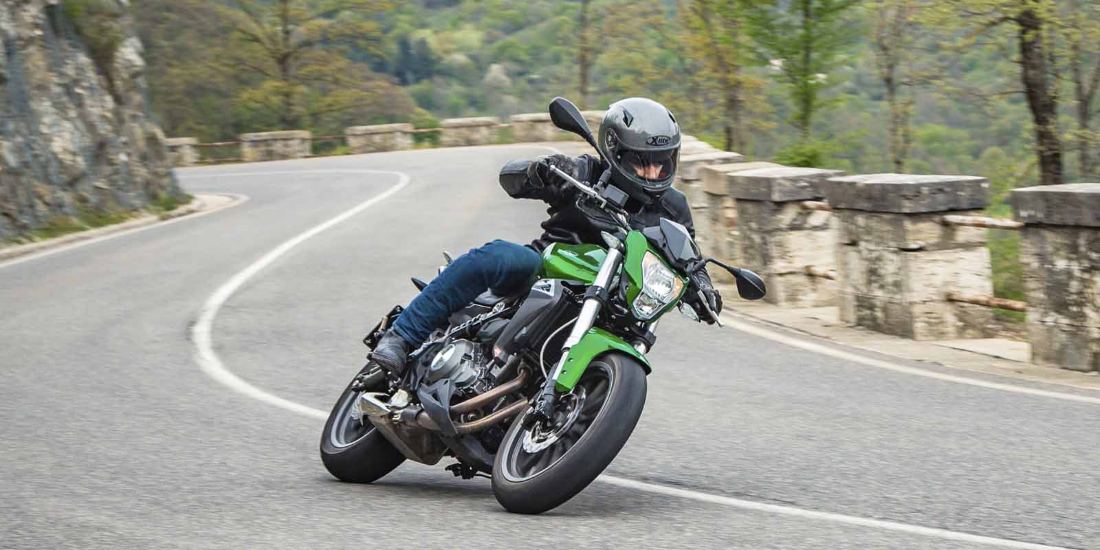 DOUBLE SOUL, PURE BENELLI. BN 302 La BN 302, une moto pure passion avec une double âme. Elle a été conçue pour répondre à tous vos souhaits de motards et vivre la passion Benelli à 302 degrés. Excellente synthèse entre la conception et le patrimoine révolutionnaire, la BN 302 est si facile et dynamique que c'est un vrai plaisir. Sur une piste mixte, elle est rapide et réactive. Dans les courbes, elle est agile. En ville, elle se transforme en votre compagnon le plus fiable pour défier le trafic tout en douceur. La BN 302 grâce à ses suspensions confortables , sa commande d'embrayage exceptionnelle, son ergonomie, son bicylindre grognant à quatre soupapes DOHC, son freinage puissant, est parfaite pour les trajets quotidiens ou pour rouler comme un éclair à travers la ville et en dehors. Son cœur est un bicylindre en ligne 4 temps 4 soupapes à DOHC Benelli, produisant 28 kW (38 ch) à 10 000 tr/min et 27,4 N m (2,8 kgm) à 9000 tr/min. Le moteur est accouplé à une boîte 6 vitesses qui offre des changements de rapports tout en douceur. L'agilité de la BN 302 est due à l'accord parfait entre son cadre en acier rigide et ses suspensions. Accessible avec le permis A2