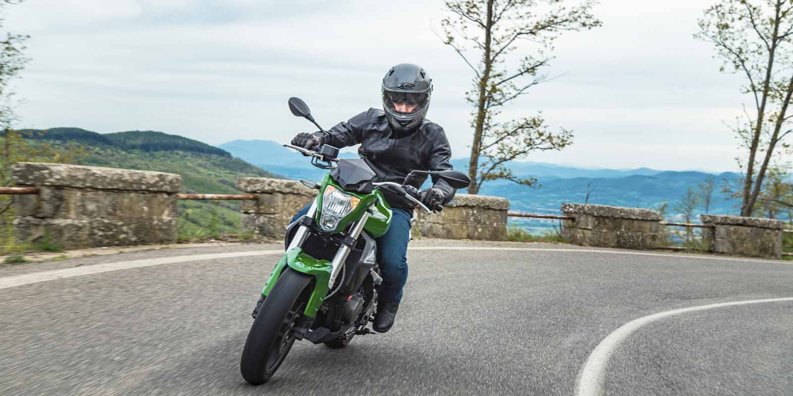 DOUBLE SOUL, PURE BENELLI. BN 302 La BN 302, une moto pure passion avec une double âme. Elle a été conçue pour répondre à tous vos souhaits de motards et vivre la passion Benelli à 302 degrés. Excellente synthèse entre la conception et le patrimoine révolutionnaire, la BN 302 est si facile et dynamique que c'est un vrai plaisir. Sur une piste mixte, elle est rapide et réactive. Dans les courbes, elle est agile. En ville, elle se transforme en votre compagnon le plus fiable pour défier le trafic tout en douceur. La BN 302 grâce à ses suspensions confortables , sa commande d'embrayage exceptionnelle, son ergonomie, son bicylindre grognant à quatre soupapes DOHC, son freinage puissant, est parfaite pour les trajets quotidiens ou pour rouler comme un éclair à travers la ville et en dehors. Son cœur est un bicylindre en ligne 4 temps 4 soupapes à DOHC Benelli, produisant 28 kW (38 ch) à 10 000 tr/min et 27,4 N m (2,8 kgm) à 9000 tr/min. Le moteur est accouplé à une boîte 6 vitesses qui offre des changements de rapports tout en douceur. L'agilité de la BN 302 est due à l'accord parfait entre son cadre en acier rigide et ses suspensions. Accessible avec le permis A2