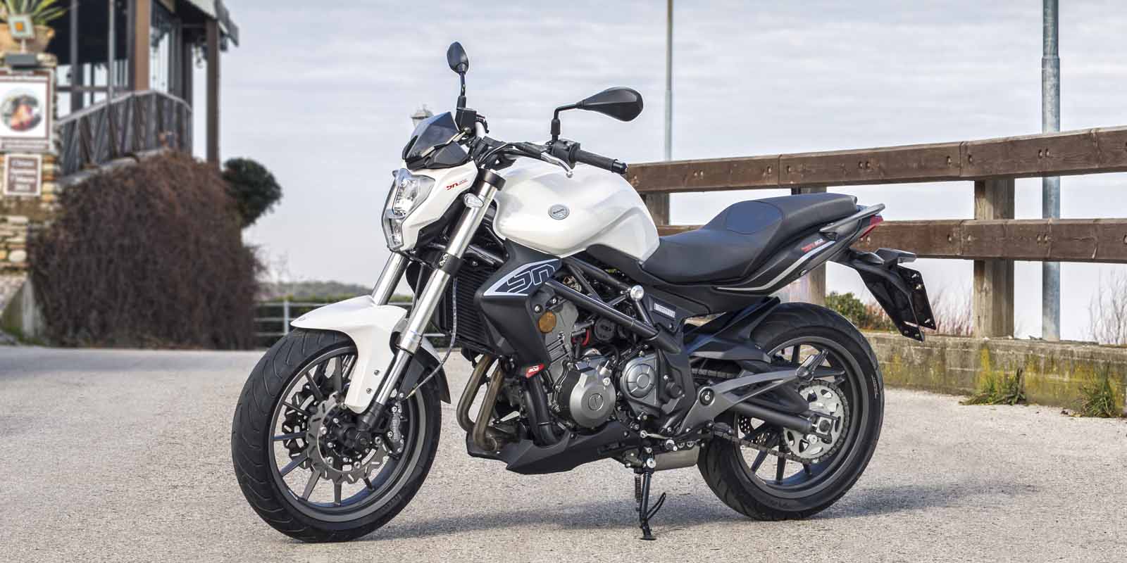 DOUBLE SOUL, PURE BENELLI. BN 302 La BN 302, une moto pure passion avec une double âme. Elle a été conçue pour répondre à tous vos souhaits de motards et vivre la passion Benelli à 302 degrés. Excellente synthèse entre la conception et le patrimoine révolutionnaire, la BN 302 est si facile et dynamique que c'est un vrai plaisir. Sur une piste mixte, elle est rapide et réactive. Dans les courbes, elle est agile. En ville, elle se transforme en votre compagnon le plus fiable pour défier le trafic tout en douceur. La BN 302 grâce à ses suspensions confortables , sa commande d'embrayage exceptionnelle, son ergonomie, son bicylindre grognant à quatre soupapes DOHC, son freinage puissant, est parfaite pour les trajets quotidiens ou pour rouler comme un éclair à travers la ville et en dehors. Son cœur est un bicylindre en ligne 4 temps 4 soupapes à DOHC Benelli, produisant 28 kW (38 ch) à 10 000 tr/min et 27,4 N m (2,8 kgm) à 9000 tr/min. Le moteur est accouplé à une boîte 6 vitesses qui offre des changements de rapports tout en douceur. L'agilité de la BN 302 est due à l'accord parfait entre son cadre en acier rigide et ses suspensions. Accessible avec le permis A2