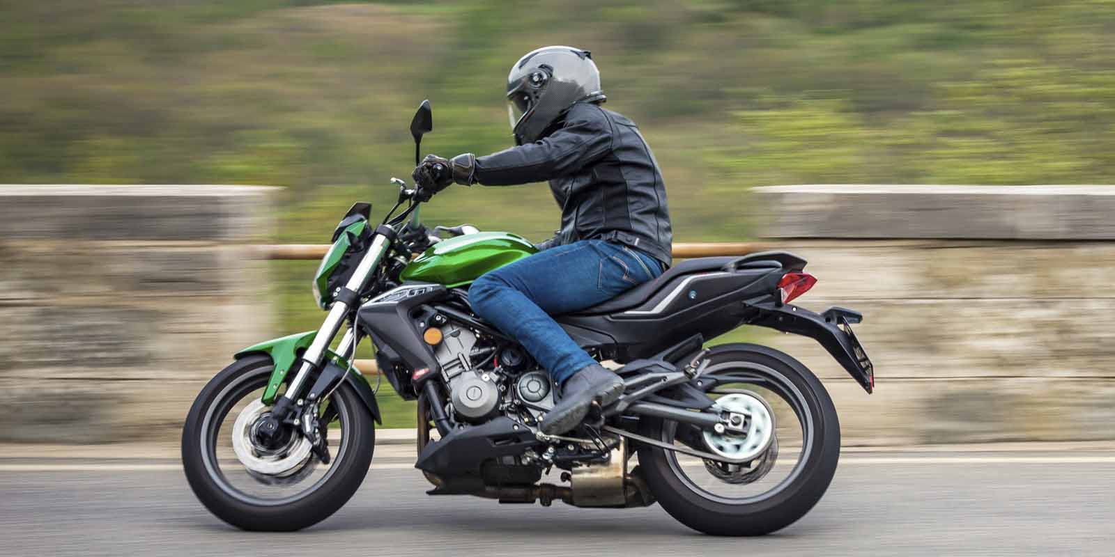 DOUBLE SOUL, PURE BENELLI. BN 302 La BN 302, une moto pure passion avec une double âme. Elle a été conçue pour répondre à tous vos souhaits de motards et vivre la passion Benelli à 302 degrés. Excellente synthèse entre la conception et le patrimoine révolutionnaire, la BN 302 est si facile et dynamique que c'est un vrai plaisir. Sur une piste mixte, elle est rapide et réactive. Dans les courbes, elle est agile. En ville, elle se transforme en votre compagnon le plus fiable pour défier le trafic tout en douceur. La BN 302 grâce à ses suspensions confortables , sa commande d'embrayage exceptionnelle, son ergonomie, son bicylindre grognant à quatre soupapes DOHC, son freinage puissant, est parfaite pour les trajets quotidiens ou pour rouler comme un éclair à travers la ville et en dehors. Son cœur est un bicylindre en ligne 4 temps 4 soupapes à DOHC Benelli, produisant 28 kW (38 ch) à 10 000 tr/min et 27,4 N m (2,8 kgm) à 9000 tr/min. Le moteur est accouplé à une boîte 6 vitesses qui offre des changements de rapports tout en douceur. L'agilité de la BN 302 est due à l'accord parfait entre son cadre en acier rigide et ses suspensions. Accessible avec le permis A2