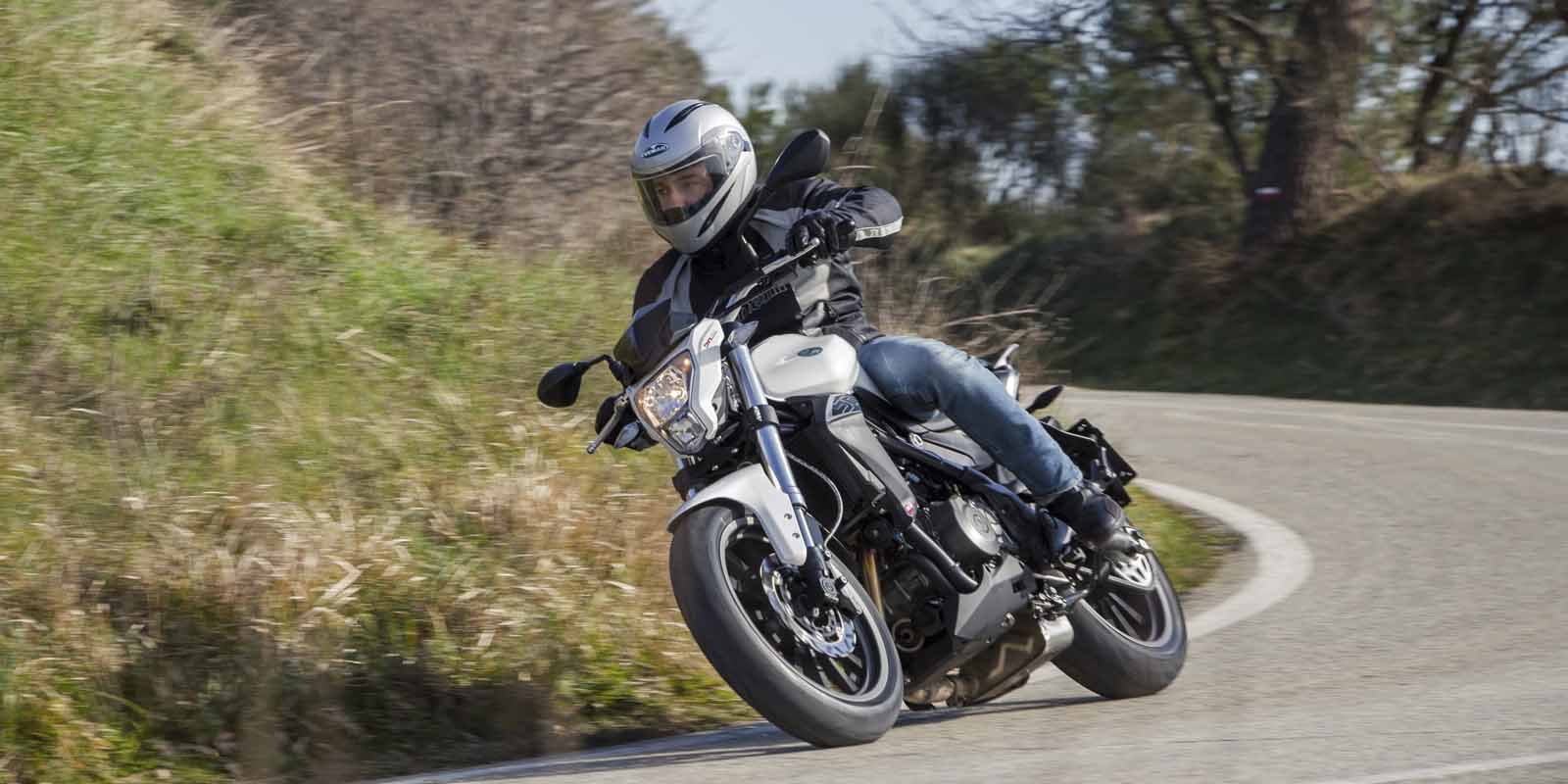 DOUBLE SOUL, PURE BENELLI. BN 302 La BN 302, une moto pure passion avec une double âme. Elle a été conçue pour répondre à tous vos souhaits de motards et vivre la passion Benelli à 302 degrés. Excellente synthèse entre la conception et le patrimoine révolutionnaire, la BN 302 est si facile et dynamique que c'est un vrai plaisir. Sur une piste mixte, elle est rapide et réactive. Dans les courbes, elle est agile. En ville, elle se transforme en votre compagnon le plus fiable pour défier le trafic tout en douceur. La BN 302 grâce à ses suspensions confortables , sa commande d'embrayage exceptionnelle, son ergonomie, son bicylindre grognant à quatre soupapes DOHC, son freinage puissant, est parfaite pour les trajets quotidiens ou pour rouler comme un éclair à travers la ville et en dehors. Son cœur est un bicylindre en ligne 4 temps 4 soupapes à DOHC Benelli, produisant 28 kW (38 ch) à 10 000 tr/min et 27,4 N m (2,8 kgm) à 9000 tr/min. Le moteur est accouplé à une boîte 6 vitesses qui offre des changements de rapports tout en douceur. L'agilité de la BN 302 est due à l'accord parfait entre son cadre en acier rigide et ses suspensions. Accessible avec le permis A2