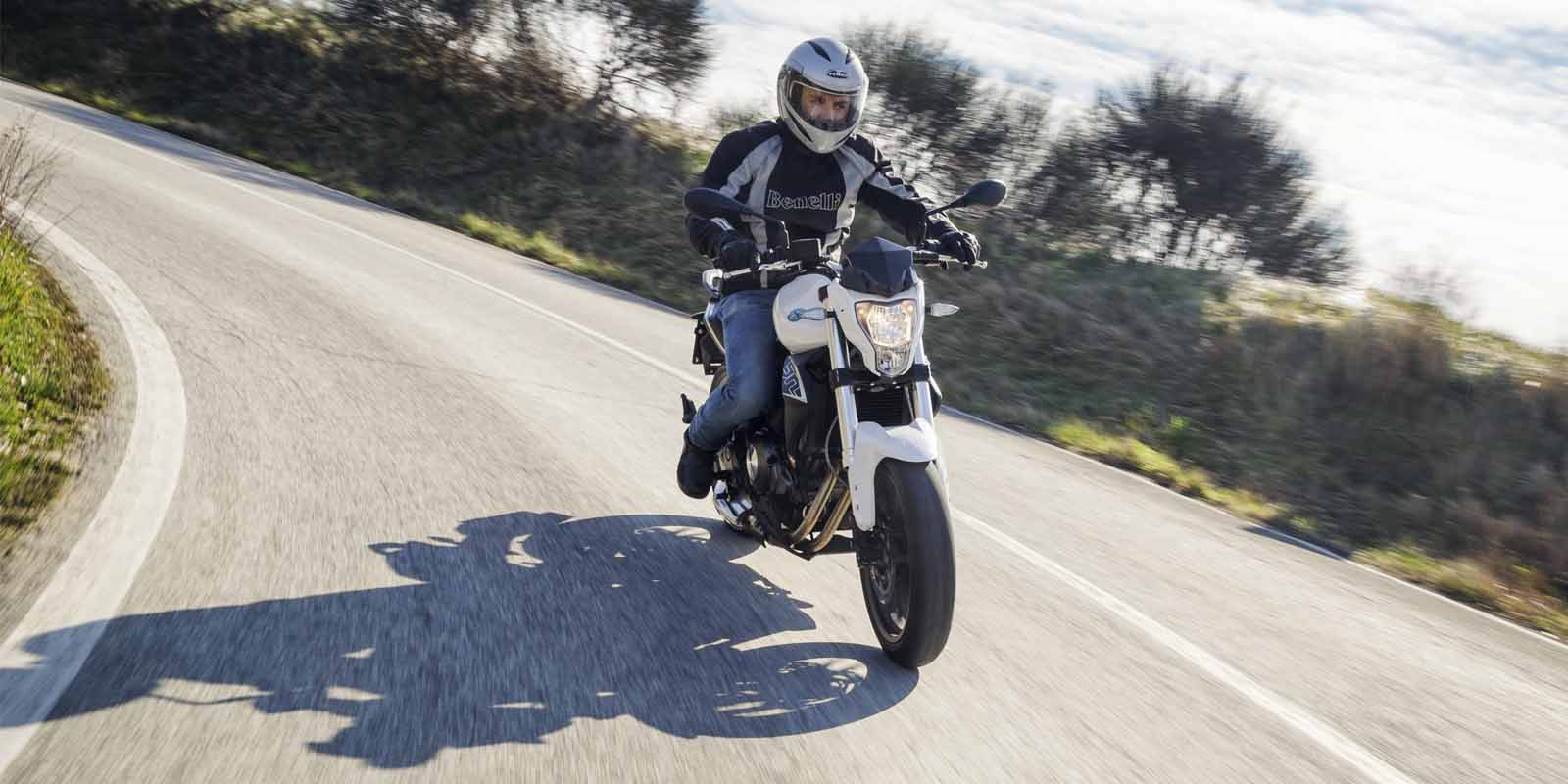 DOUBLE SOUL, PURE BENELLI. BN 302 La BN 302, une moto pure passion avec une double âme. Elle a été conçue pour répondre à tous vos souhaits de motards et vivre la passion Benelli à 302 degrés. Excellente synthèse entre la conception et le patrimoine révolutionnaire, la BN 302 est si facile et dynamique que c'est un vrai plaisir. Sur une piste mixte, elle est rapide et réactive. Dans les courbes, elle est agile. En ville, elle se transforme en votre compagnon le plus fiable pour défier le trafic tout en douceur. La BN 302 grâce à ses suspensions confortables , sa commande d'embrayage exceptionnelle, son ergonomie, son bicylindre grognant à quatre soupapes DOHC, son freinage puissant, est parfaite pour les trajets quotidiens ou pour rouler comme un éclair à travers la ville et en dehors. Son cœur est un bicylindre en ligne 4 temps 4 soupapes à DOHC Benelli, produisant 28 kW (38 ch) à 10 000 tr/min et 27,4 N m (2,8 kgm) à 9000 tr/min. Le moteur est accouplé à une boîte 6 vitesses qui offre des changements de rapports tout en douceur. L'agilité de la BN 302 est due à l'accord parfait entre son cadre en acier rigide et ses suspensions. Accessible avec le permis A2