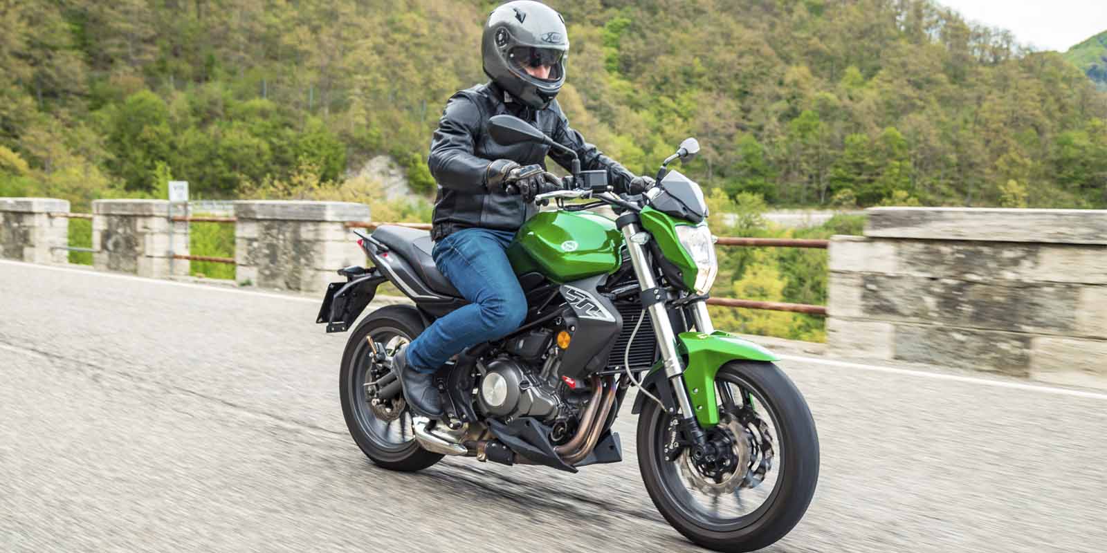 DOUBLE SOUL, PURE BENELLI. BN 302 La BN 302, une moto pure passion avec une double âme. Elle a été conçue pour répondre à tous vos souhaits de motards et vivre la passion Benelli à 302 degrés. Excellente synthèse entre la conception et le patrimoine révolutionnaire, la BN 302 est si facile et dynamique que c'est un vrai plaisir. Sur une piste mixte, elle est rapide et réactive. Dans les courbes, elle est agile. En ville, elle se transforme en votre compagnon le plus fiable pour défier le trafic tout en douceur. La BN 302 grâce à ses suspensions confortables , sa commande d'embrayage exceptionnelle, son ergonomie, son bicylindre grognant à quatre soupapes DOHC, son freinage puissant, est parfaite pour les trajets quotidiens ou pour rouler comme un éclair à travers la ville et en dehors. Son cœur est un bicylindre en ligne 4 temps 4 soupapes à DOHC Benelli, produisant 28 kW (38 ch) à 10 000 tr/min et 27,4 N m (2,8 kgm) à 9000 tr/min. Le moteur est accouplé à une boîte 6 vitesses qui offre des changements de rapports tout en douceur. L'agilité de la BN 302 est due à l'accord parfait entre son cadre en acier rigide et ses suspensions. Accessible avec le permis A2