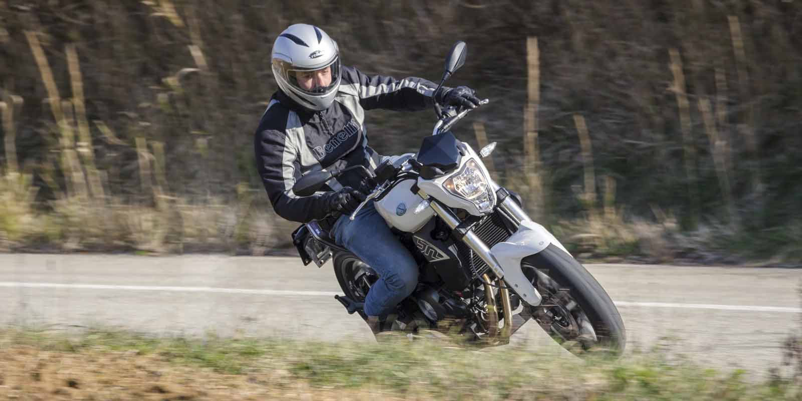 DOUBLE SOUL, PURE BENELLI. BN 302 La BN 302, une moto pure passion avec une double âme. Elle a été conçue pour répondre à tous vos souhaits de motards et vivre la passion Benelli à 302 degrés. Excellente synthèse entre la conception et le patrimoine révolutionnaire, la BN 302 est si facile et dynamique que c'est un vrai plaisir. Sur une piste mixte, elle est rapide et réactive. Dans les courbes, elle est agile. En ville, elle se transforme en votre compagnon le plus fiable pour défier le trafic tout en douceur. La BN 302 grâce à ses suspensions confortables , sa commande d'embrayage exceptionnelle, son ergonomie, son bicylindre grognant à quatre soupapes DOHC, son freinage puissant, est parfaite pour les trajets quotidiens ou pour rouler comme un éclair à travers la ville et en dehors. Son cœur est un bicylindre en ligne 4 temps 4 soupapes à DOHC Benelli, produisant 28 kW (38 ch) à 10 000 tr/min et 27,4 N m (2,8 kgm) à 9000 tr/min. Le moteur est accouplé à une boîte 6 vitesses qui offre des changements de rapports tout en douceur.