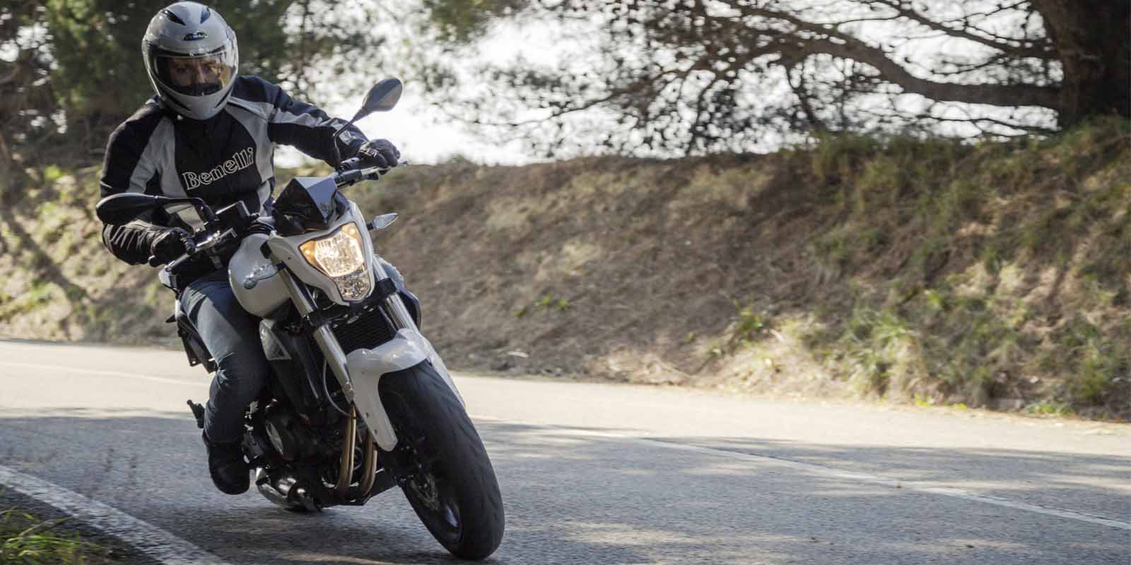 DOUBLE SOUL, PURE BENELLI. BN 302 La BN 302, une moto pure passion avec une double âme. Elle a été conçue pour répondre à tous vos souhaits de motards et vivre la passion Benelli à 302 degrés. Excellente synthèse entre la conception et le patrimoine révolutionnaire, la BN 302 est si facile et dynamique que c'est un vrai plaisir. Sur une piste mixte, elle est rapide et réactive. Dans les courbes, elle est agile. En ville, elle se transforme en votre compagnon le plus fiable pour défier le trafic tout en douceur. La BN 302 grâce à ses suspensions confortables , sa commande d'embrayage exceptionnelle, son ergonomie, son bicylindre grognant à quatre soupapes DOHC, son freinage puissant, est parfaite pour les trajets quotidiens ou pour rouler comme un éclair à travers la ville et en dehors. Son cœur est un bicylindre en ligne 4 temps 4 soupapes à DOHC Benelli, produisant 28 kW (38 ch) à 10 000 tr/min et 27,4 N m (2,8 kgm) à 9000 tr/min. Le moteur est accouplé à une boîte 6 vitesses qui offre des changements de rapports tout en douceur. L'agilité de la BN 302 est due à l'accord parfait entre son cadre en acier rigide et ses suspensions. Accessible avec le permis A2