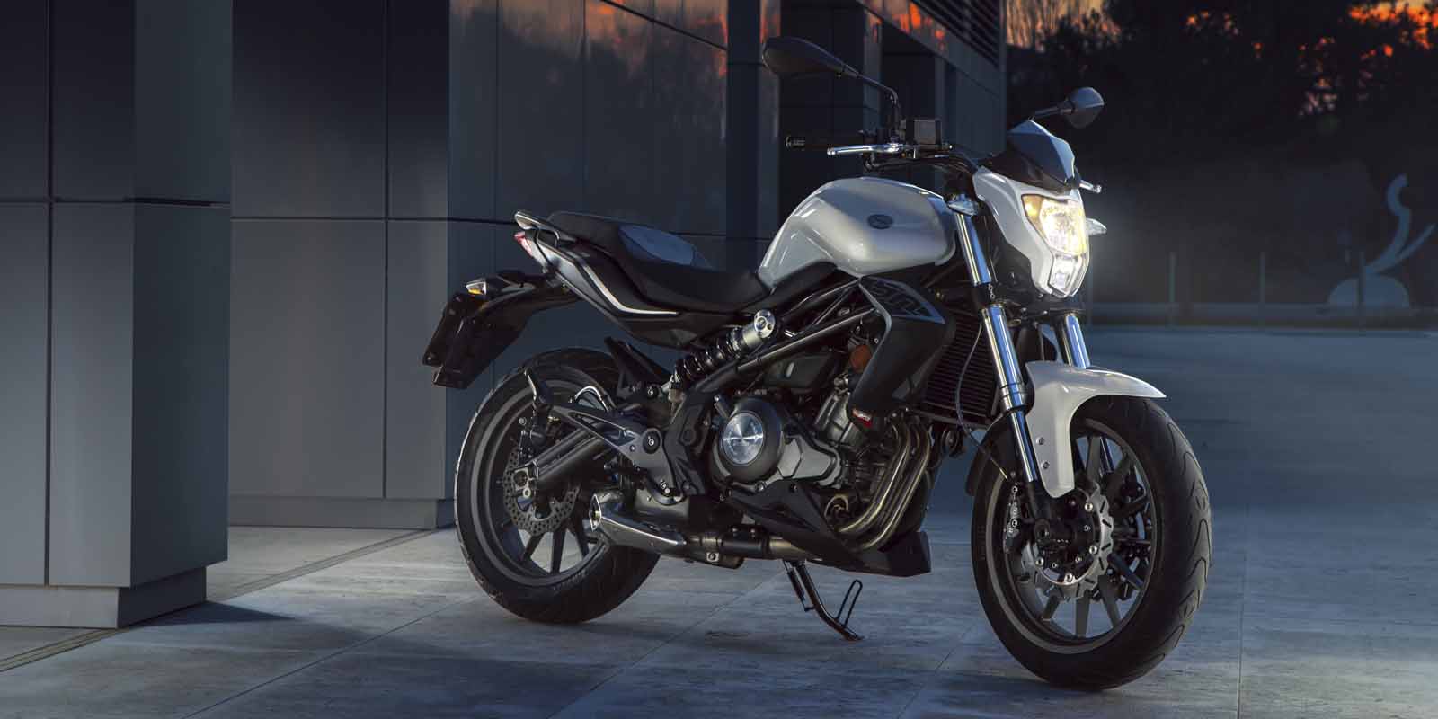 DOUBLE SOUL, PURE BENELLI. BN 302 La BN 302, une moto pure passion avec une double âme. Elle a été conçue pour répondre à tous vos souhaits de motards et vivre la passion Benelli à 302 degrés. Excellente synthèse entre la conception et le patrimoine révolutionnaire, la BN 302 est si facile et dynamique que c'est un vrai plaisir. Sur une piste mixte, elle est rapide et réactive. Dans les courbes, elle est agile. En ville, elle se transforme en votre compagnon le plus fiable pour défier le trafic tout en douceur. La BN 302 grâce à ses suspensions confortables , sa commande d'embrayage exceptionnelle, son ergonomie, son bicylindre grognant à quatre soupapes DOHC, son freinage puissant, est parfaite pour les trajets quotidiens ou pour rouler comme un éclair à travers la ville et en dehors. Son cœur est un bicylindre en ligne 4 temps 4 soupapes à DOHC Benelli, produisant 28 kW (38 ch) à 10 000 tr/min et 27,4 N m (2,8 kgm) à 9000 tr/min. Le moteur est accouplé à une boîte 6 vitesses qui offre des changements de rapports tout en douceur. L'agilité de la BN 302 est due à l'accord parfait entre son cadre en acier rigide et ses suspensions. Accessible avec le permis A2