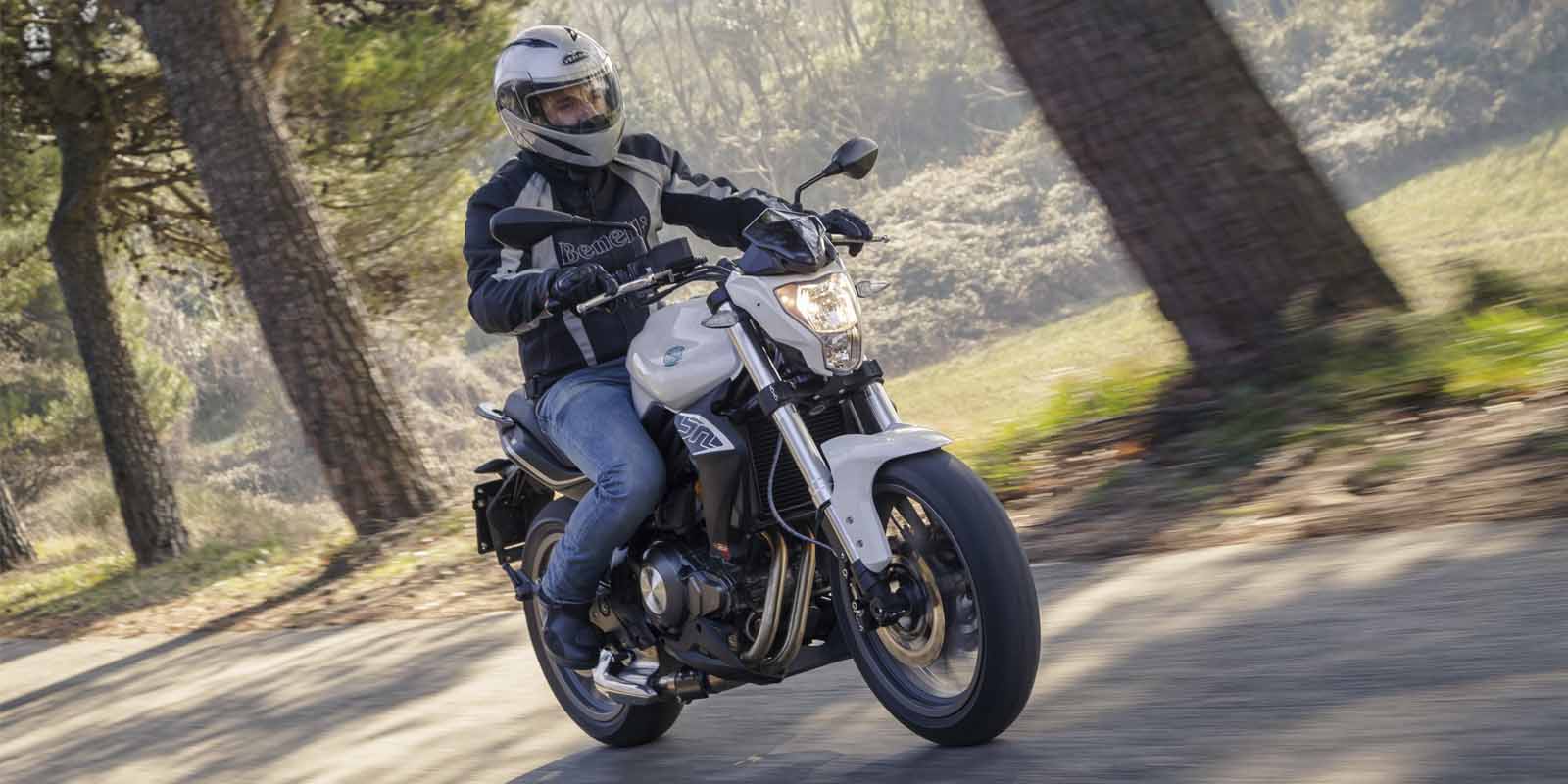 DOUBLE SOUL, PURE BENELLI. BN 302 La BN 302, une moto pure passion avec une double âme. Elle a été conçue pour répondre à tous vos souhaits de motards et vivre la passion Benelli à 302 degrés. Excellente synthèse entre la conception et le patrimoine révolutionnaire, la BN 302 est si facile et dynamique que c'est un vrai plaisir. Sur une piste mixte, elle est rapide et réactive. Dans les courbes, elle est agile. En ville, elle se transforme en votre compagnon le plus fiable pour défier le trafic tout en douceur. La BN 302 grâce à ses suspensions confortables , sa commande d'embrayage exceptionnelle, son ergonomie, son bicylindre grognant à quatre soupapes DOHC, son freinage puissant, est parfaite pour les trajets quotidiens ou pour rouler comme un éclair à travers la ville et en dehors. Son cœur est un bicylindre en ligne 4 temps 4 soupapes à DOHC Benelli, produisant 28 kW (38 ch) à 10 000 tr/min et 27,4 N m (2,8 kgm) à 9000 tr/min. Le moteur est accouplé à une boîte 6 vitesses qui offre des changements de rapports tout en douceur. L'agilité de la BN 302 est due à l'accord parfait entre son cadre en acier rigide et ses suspensions. Accessible avec le permis A2