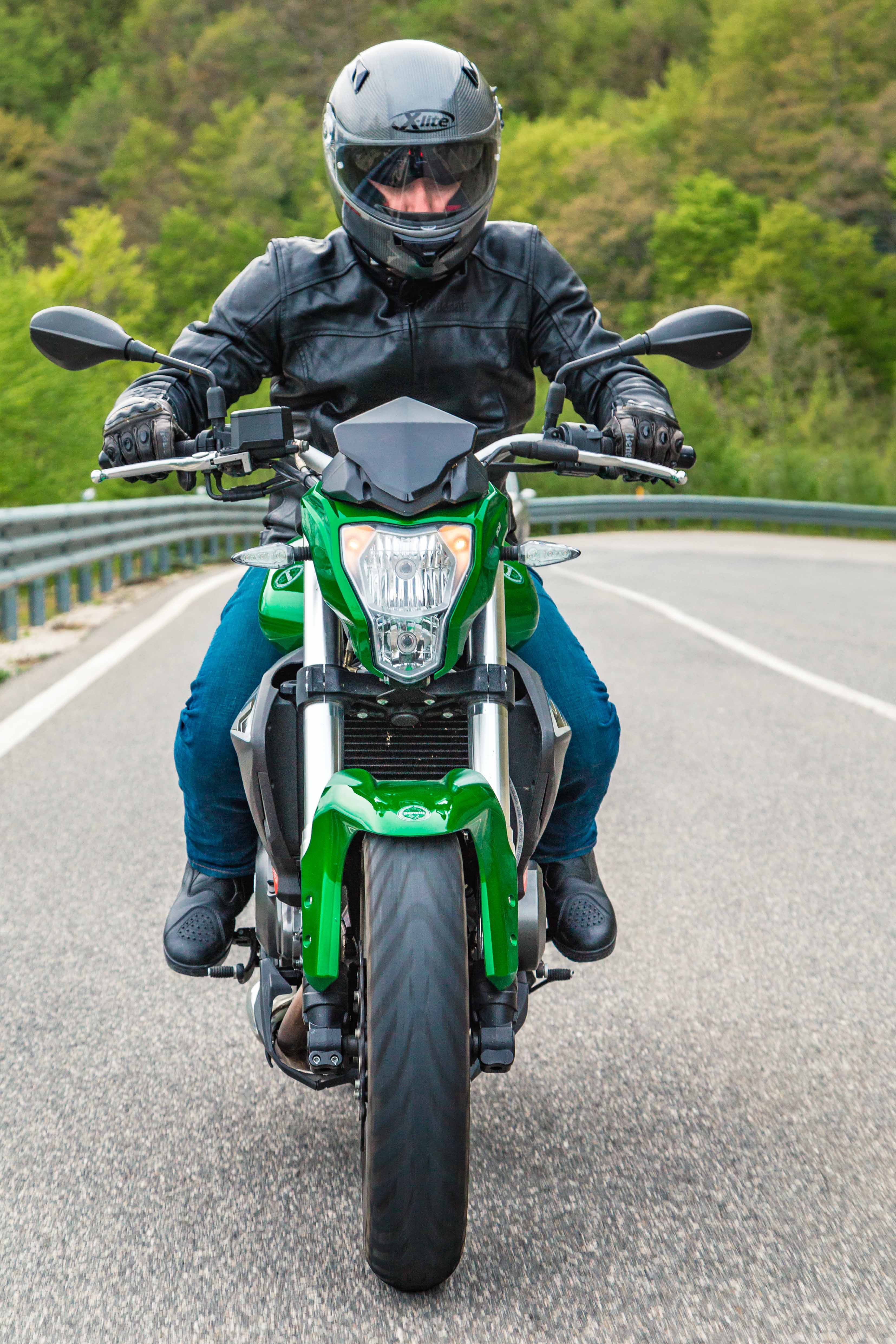 DOUBLE SOUL, PURE BENELLI. BN 302 La BN 302, une moto pure passion avec une double âme. Elle a été conçue pour répondre à tous vos souhaits de motards et vivre la passion Benelli à 302 degrés. Excellente synthèse entre la conception et le patrimoine révolutionnaire, la BN 302 est si facile et dynamique que c'est un vrai plaisir. Sur une piste mixte, elle est rapide et réactive. Dans les courbes, elle est agile. En ville, elle se transforme en votre compagnon le plus fiable pour défier le trafic tout en douceur. La BN 302 grâce à ses suspensions confortables , sa commande d'embrayage exceptionnelle, son ergonomie, son bicylindre grognant à quatre soupapes DOHC, son freinage puissant, est parfaite pour les trajets quotidiens ou pour rouler comme un éclair à travers la ville et en dehors. Son cœur est un bicylindre en ligne 4 temps 4 soupapes à DOHC Benelli, produisant 28 kW (38 ch) à 10 000 tr/min et 27,4 N m (2,8 kgm) à 9000 tr/min. Le moteur est accouplé à une boîte 6 vitesses qui offre des changements de rapports tout en douceur. L'agilité de la BN 302 est due à l'accord parfait entre son cadre en acier rigide et ses suspensions. Accessible avec le permis A2