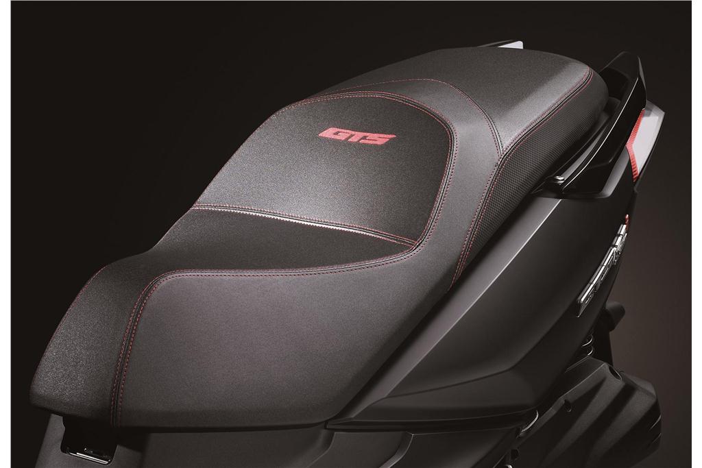 GTS 300 EFI ABS S&S SPORT EDITION sa selle noire piquée de coutures rouges et dotée d’une broderie « GTS » sur le dosseret pilote